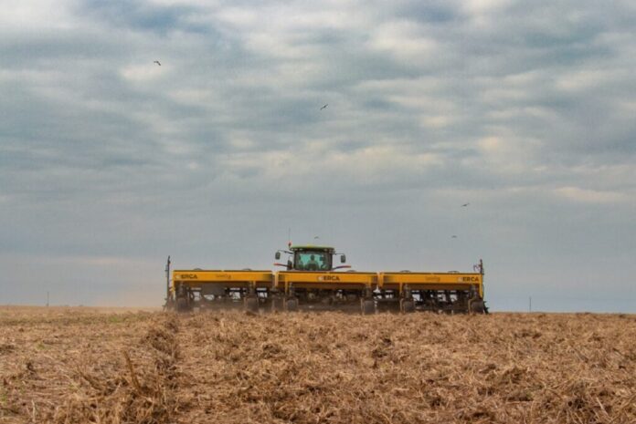 Sembradora-Erca-con-barre-rastrojos-Charrua-1024x684
