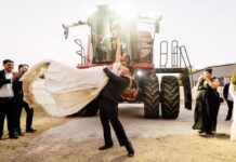Amor por el campo: se casaron y llegaron a la fiesta en una cosechadora