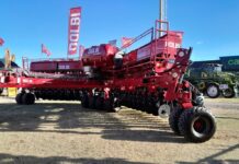 Dolbi presentó su primera sembradora de pliegue frontal