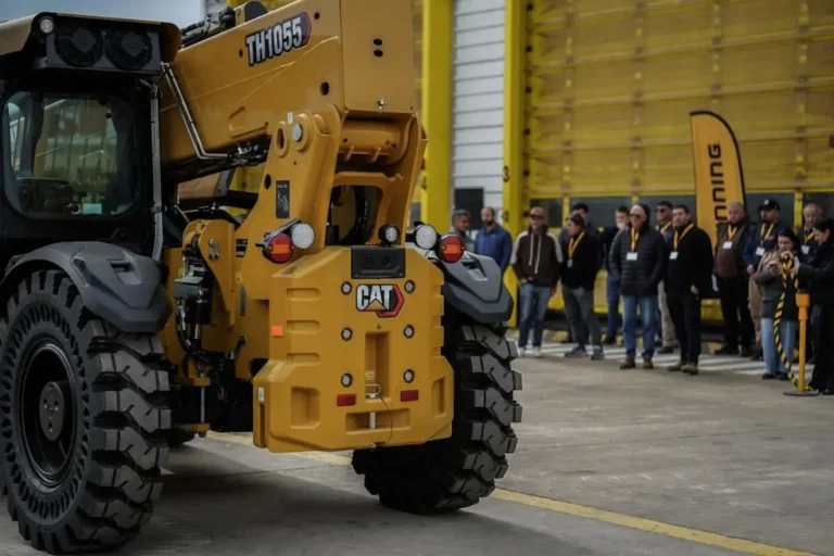 Lanzamiento. Finning CAT innovó en el diseño de maquinaria para cargas en altura