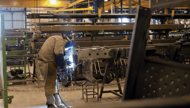 En un año, cayó 5% el empleo en la maquinaria agrícola: se perdieron unos 700 puestos formales